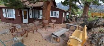 Bear Pause Cottage - 3 bedroom home - walk to town