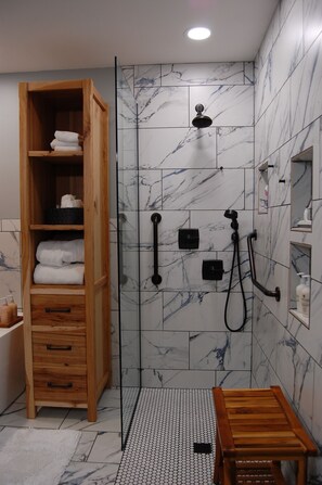 Dusche, Haartrockner, Handtücher, Seife