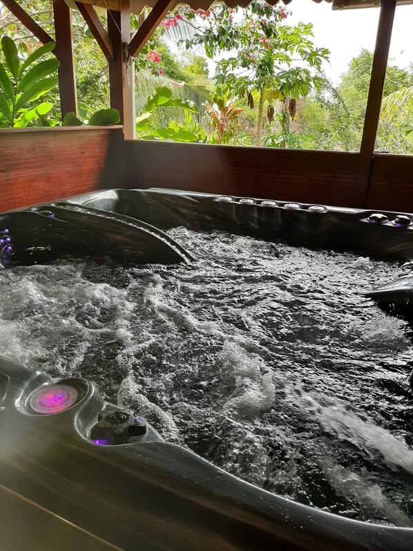 Tina de hidromasaje al aire libre