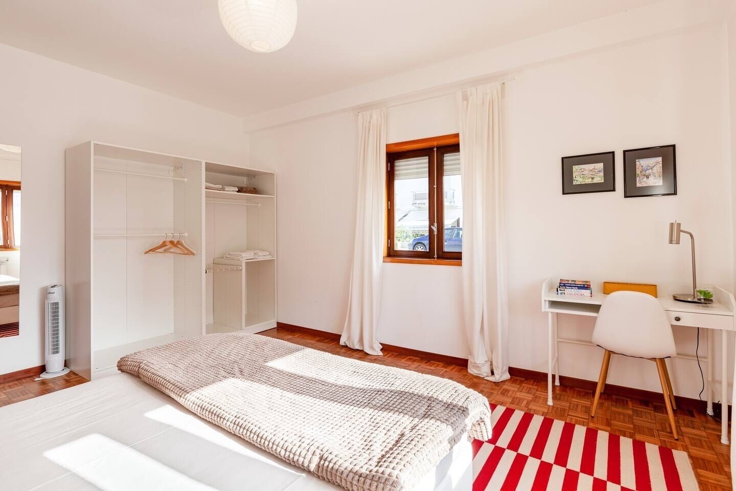 3 habitaciones, tabla de planchar con plancha y cuna de viaje 