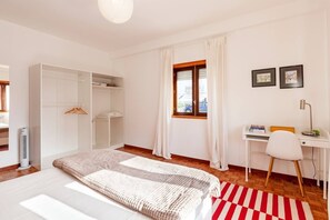 3 室のベッドルーム、アイロン / アイロン台、旅行用ベビーベッド、WiFi (無料)