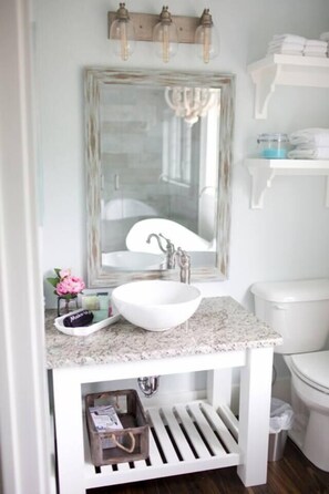 Badewanne, Haartrockner, Handtücher