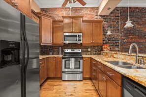 Fridge, microwave, oven, stovetop - The Johnny Cash 2 Blocks to Broadway (Nashville)