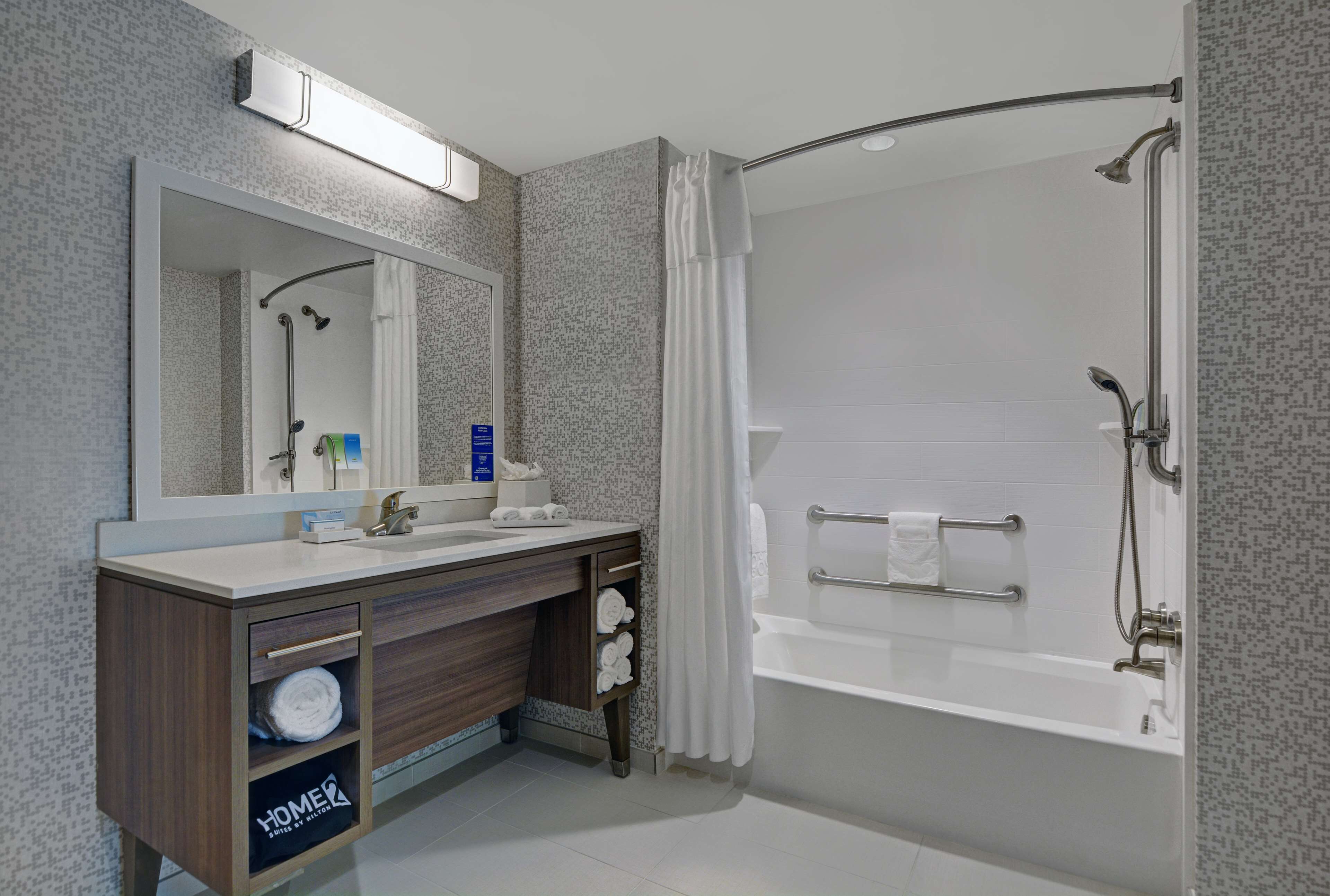 combined shower/bathtub, towels