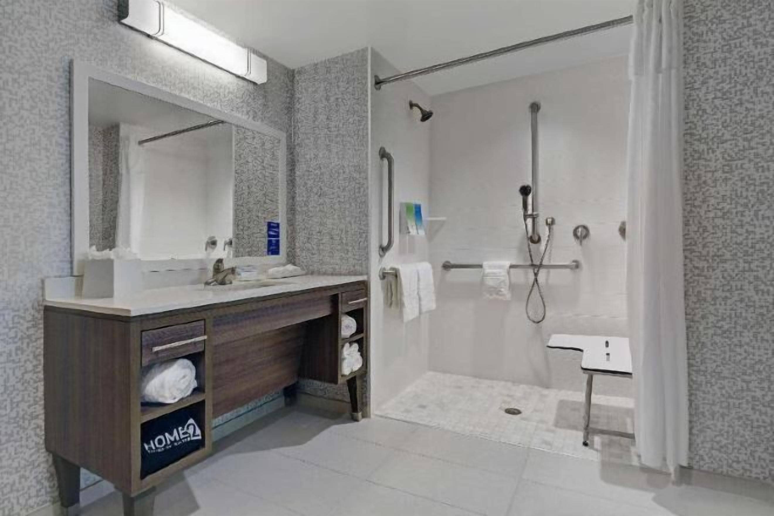 Bathroom | Combined shower/tub, towels