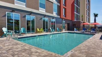 En säsongsöppen utomhuspool