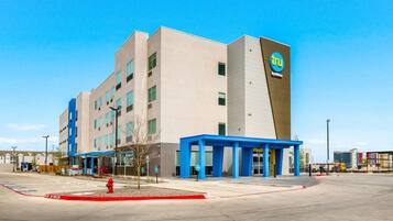 Escritorio, cortinas blackout y tabla de planchar con plancha