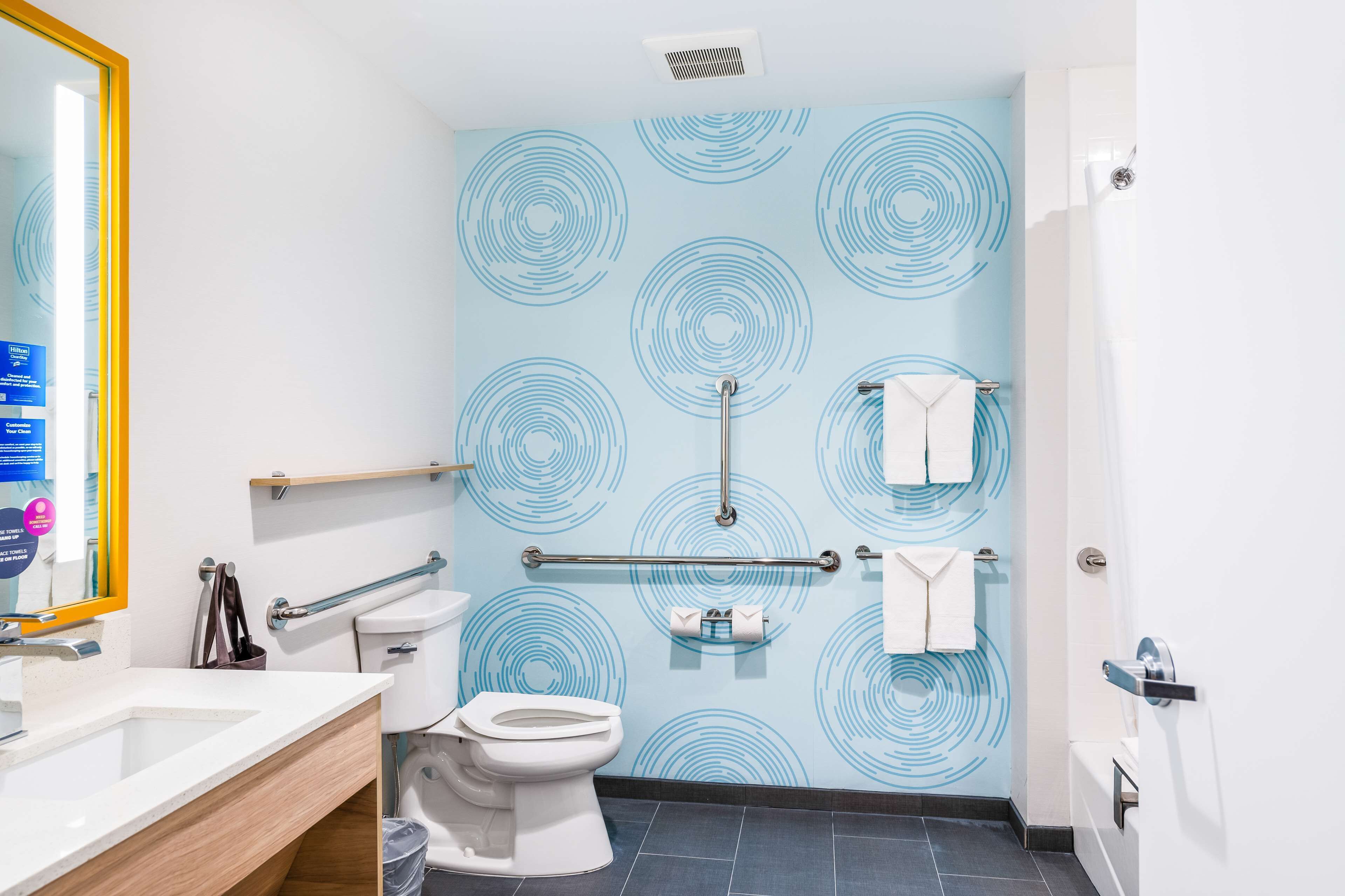 room, 1 king bed, accessible, bathtub | bathroom | hair dryer, towels, soap, shampoo