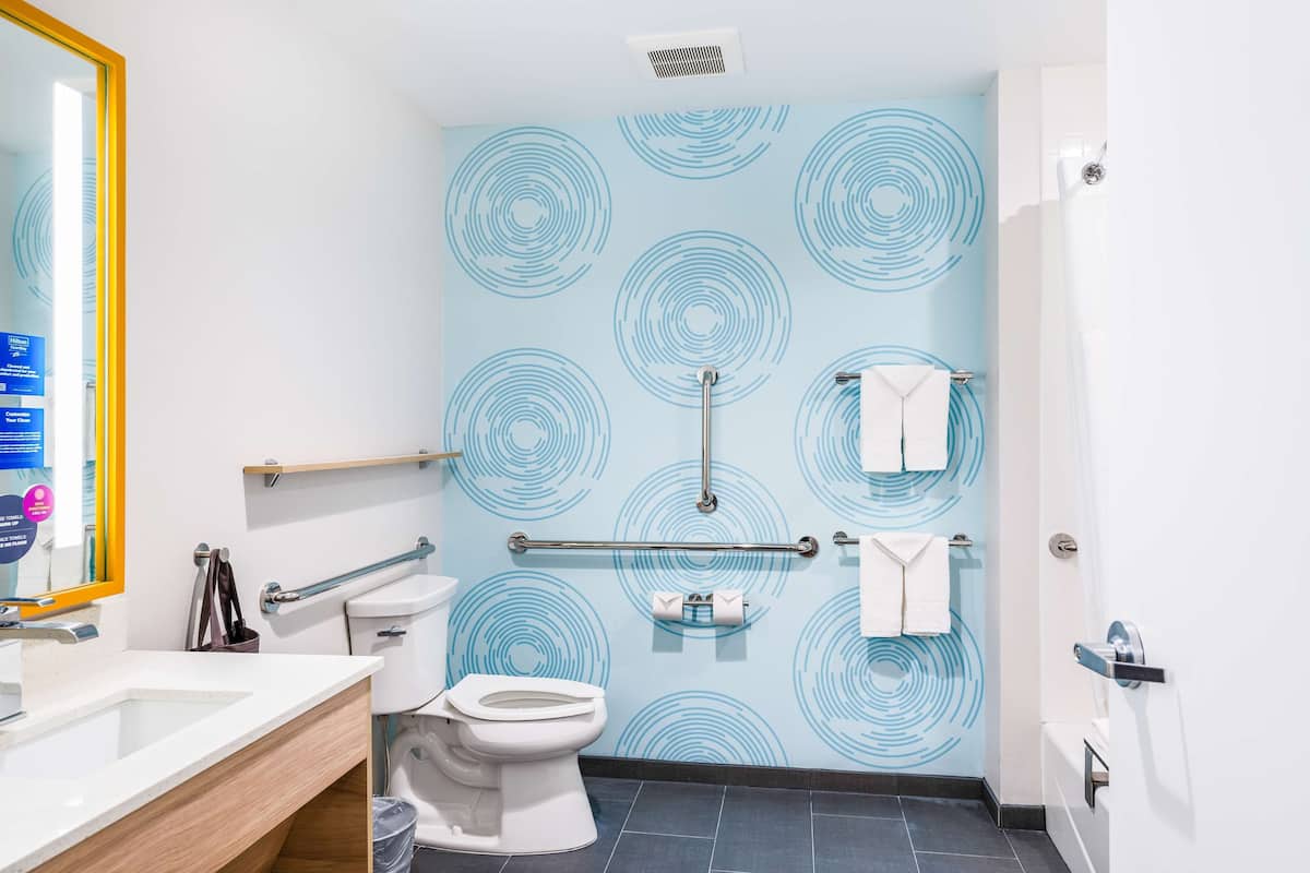 room, 1 king bed, accessible, bathtub | bathroom | hair dryer, towels, soap, shampoo