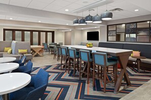 Free daily buffet breakfast - Hampton Inn Circleville (Circleville)