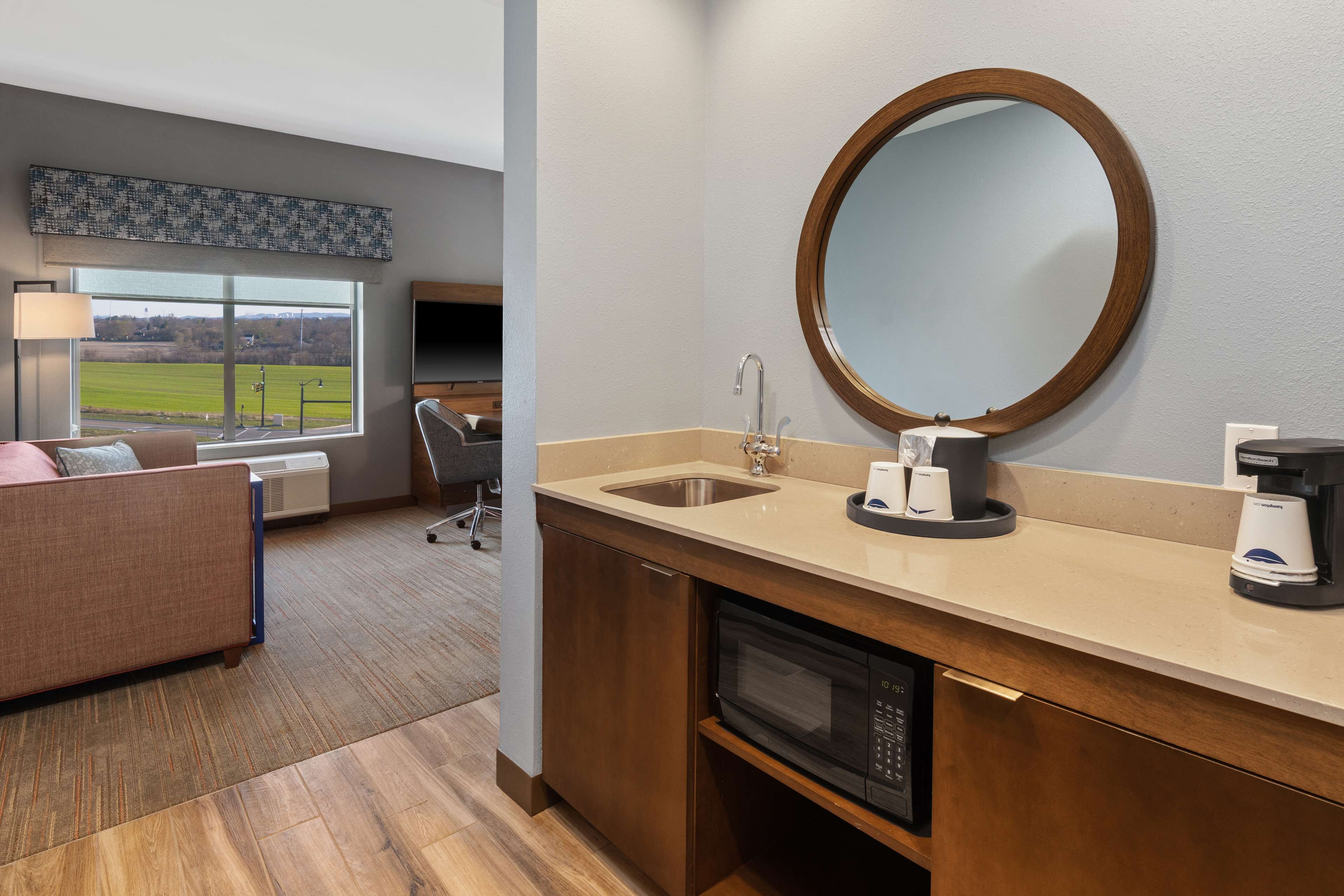 studio, 1 king bed, refrigerator & microwave (wet bar) | minibar