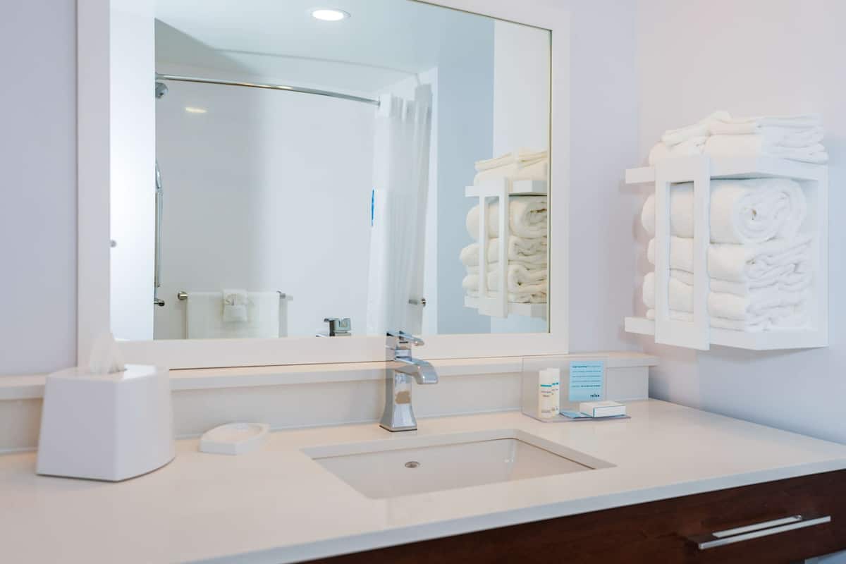 combined shower/bathtub, towels