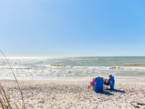 在海滩、沙滩椅、沙滩毛巾