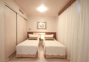 Standard Twin Room | Desk, blackout drapes, free cribs/infant beds, free WiFi - Le Premier Apartamentos (São Paulo)