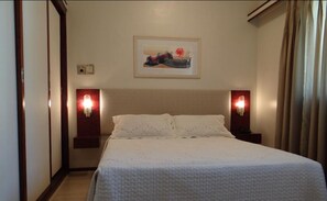 Escritorio, cortinas opacas, cunas gratuitas y wifi gratis