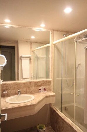 Shower, hair dryer, towels - Le Premier Apartamentos (São Paulo)