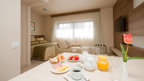 Superior Room | In-room dining - Le Premier Apartamentos (São Paulo)