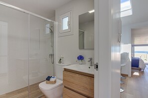 Shower - In Caión: Attic-Suite with 2 terraces and Jacuzzi on the seafront (A Laracha)