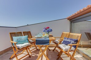 Outdoor dining - In Caión: Attic-Suite with 2 terraces and Jacuzzi on the seafront (A Laracha)