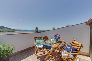 Outdoor dining - In Caión: Attic-Suite with 2 terraces and Jacuzzi on the seafront (A Laracha)