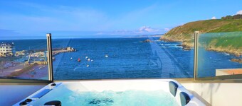 In Caión: Attic-Suite with 2 terraces and Jacuzzi on the seafront