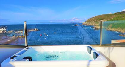 In Caión: Attic-Suite with 2 terraces and Jacuzzi on the seafront