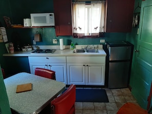 Frigorifero, microonde, macchina per tè/caffè, tostapane