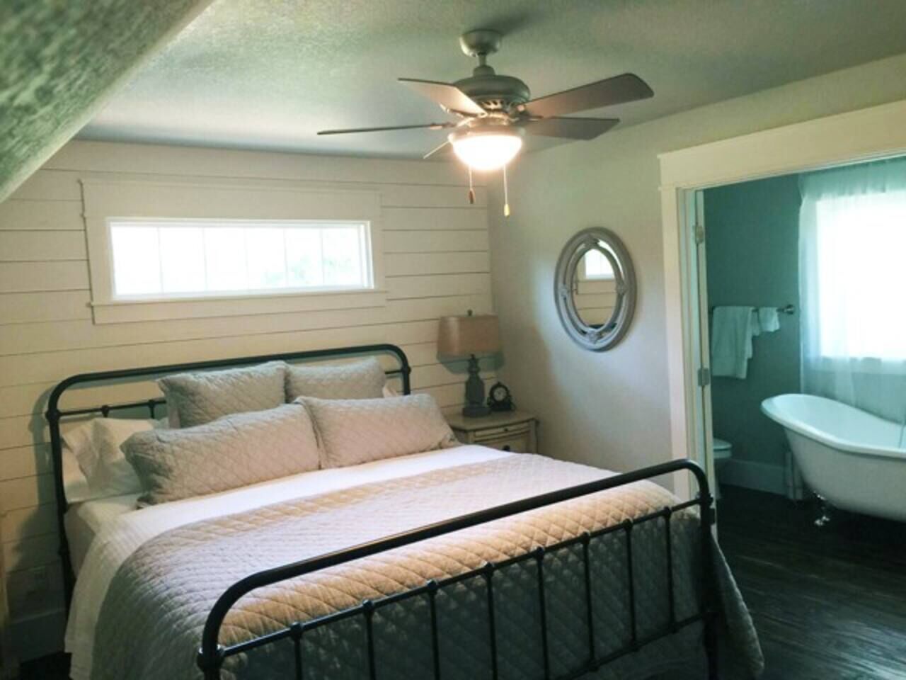 2 bedrooms, iron/ironing board, free WiFi, bed sheets