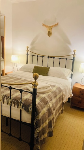 2 habitaciones, tabla de planchar con plancha y cuna de viaje