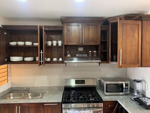 Mikrowelle, Wasserkocher mit Kaffee-/Teezubehör