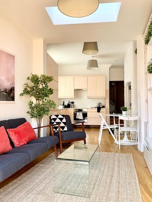 Fireplace - Stylish Modern 3 BDR Flat NW London Garden (London)