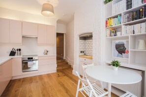 Kühlschrank, Geschirrspüler, Toaster, Kochgeschirr/Geschirr/Besteck