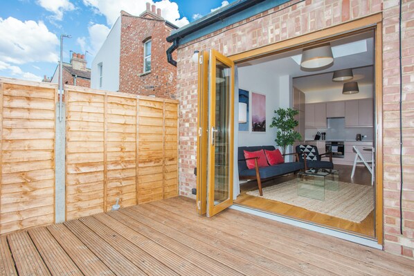 Terrace/patio - Stylish Modern 3 BDR Flat NW London Garden (London)