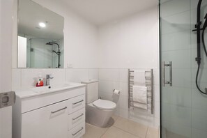 Douche, sèche-cheveux