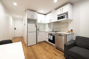 Fridge, microwave, oven, stovetop - Modern Cosy Studio Apt Auckland Central (Auckland)