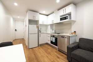 Fridge, microwave, oven, stovetop - Modern Cosy Studio Apt Auckland Central (Auckland)
