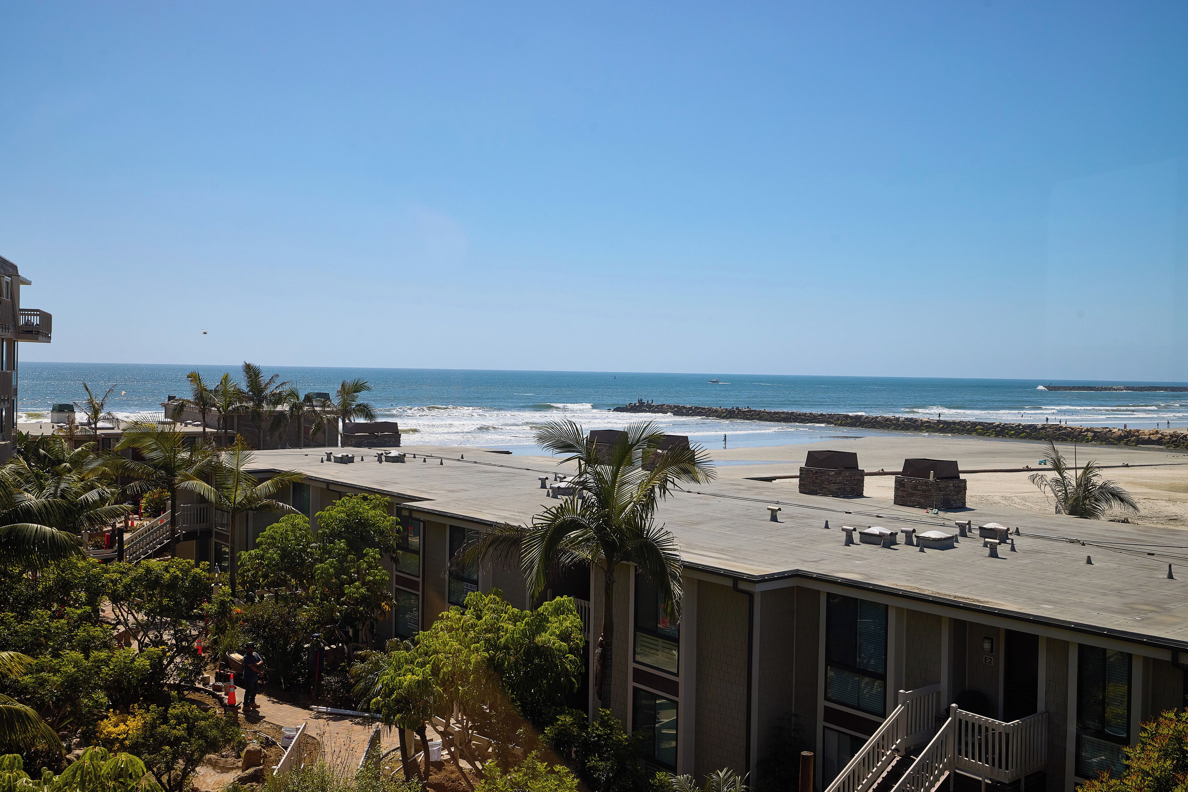 Un hôtel situé sur la côte, offrant une vue sur la plage et l’océan.