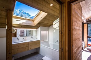 Duschwanne, Haartrockner, Handtücher