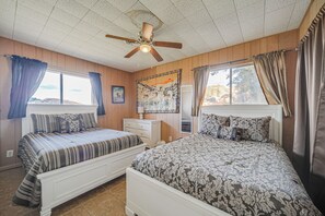 5 bedrooms, Internet, bed sheets - Rustic & Western House on Lake - Swim & Fish! (Llano)