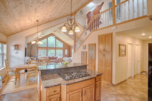 Cabin On NAT'L FOREST! LAKE & CREEK minutes away!