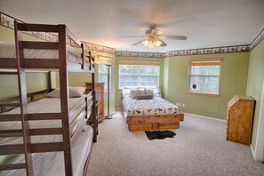 5 bedrooms, in-room safe, desk, travel cot