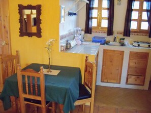 Fridge, microwave, stovetop, coffee/tea maker - 2-level apartment with Mirador (Panajachel)