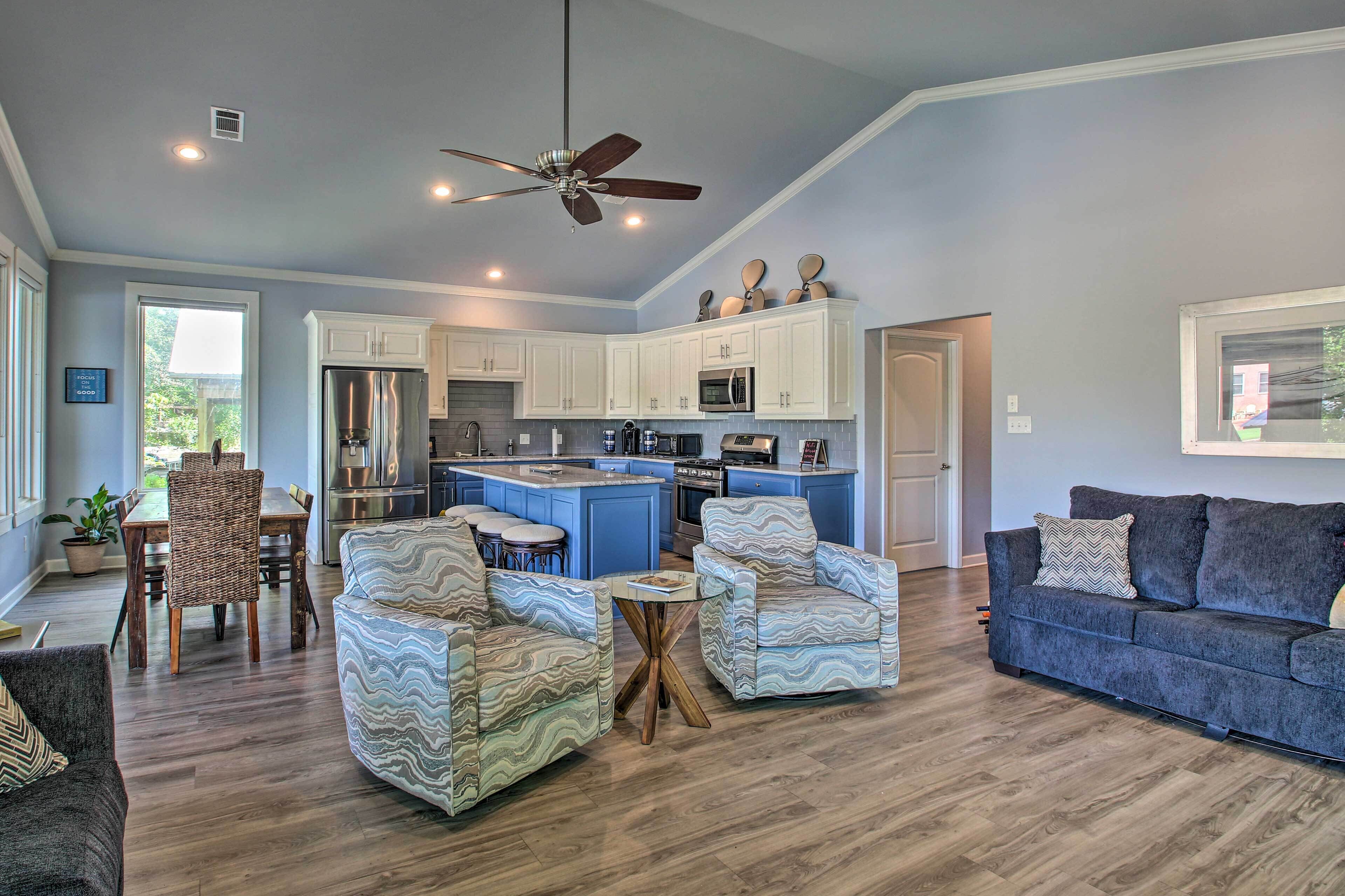 Lakefront Home w/ Outdoor Living, Kayaks + Dock!