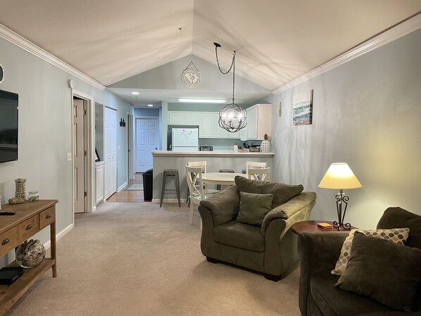Relax in this inviting living space with a fully equipped kitchen and comfortable seating area.