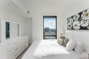 2 chambres, bureau, fer et planche à repasser, lit de bébé portatif
