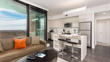 Smart TV, chimenea y futbolito