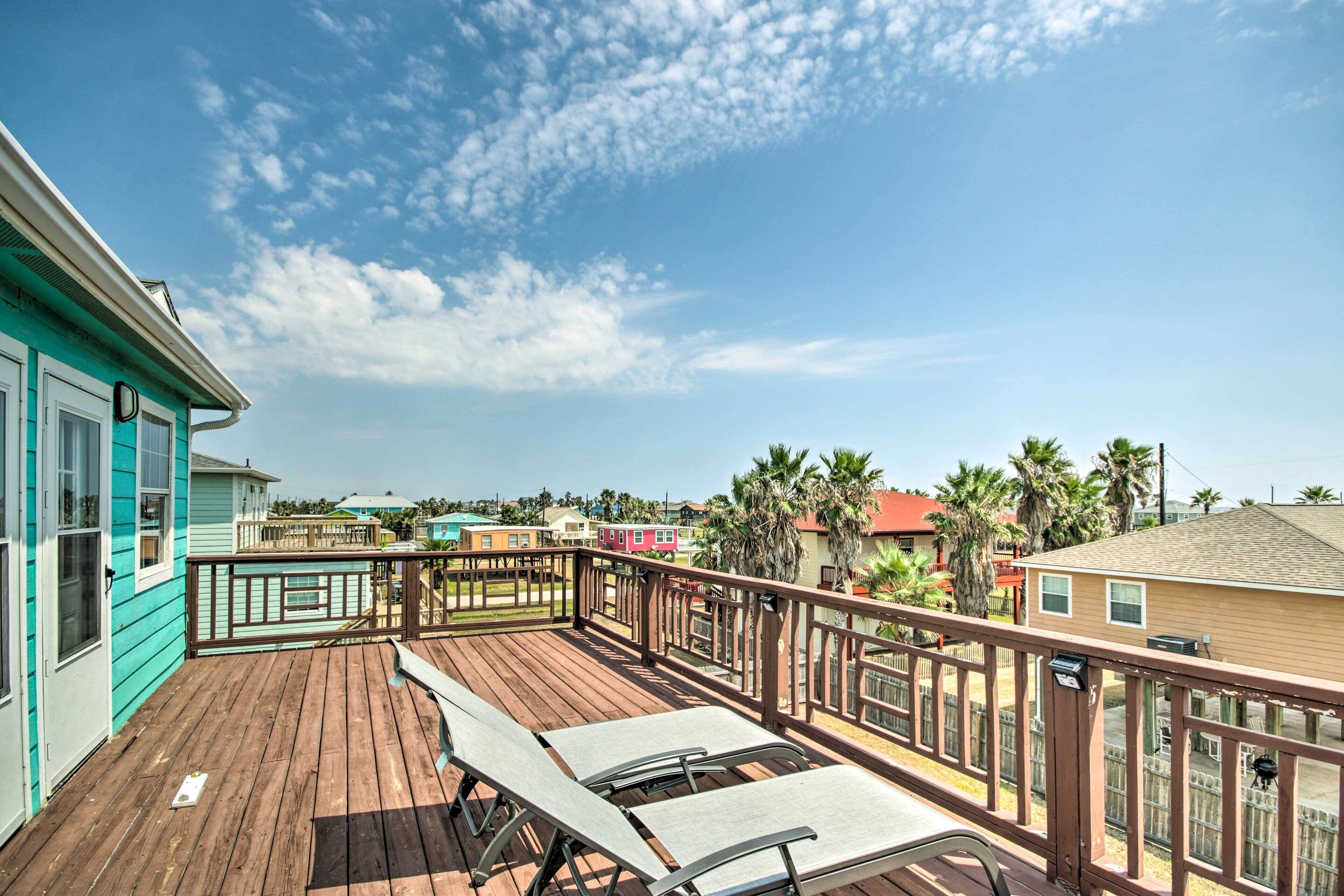 Surfside Beach Retreat ~ 1/2 Mile to the Sand!