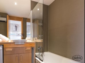 Baignoire, sèche-cheveux, serviettes fournies