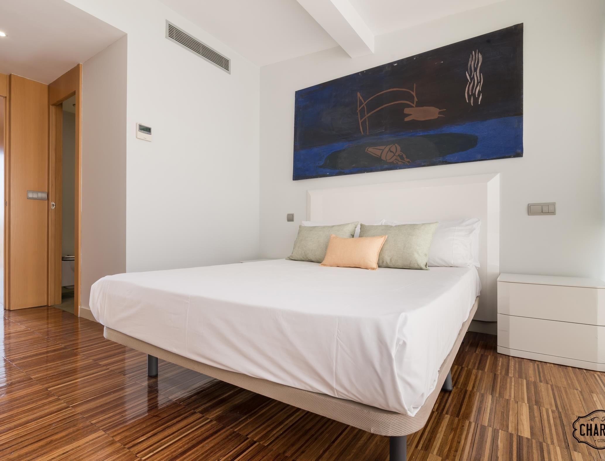 2 slaapkamers, een strijkplank/strijkijzer, internet, beddengoed