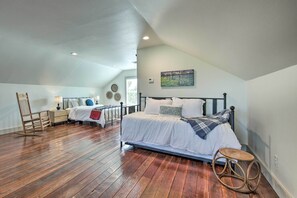 2 bedrooms, desk, travel cot, Internet - Peaceful Schulenburg Farmhouse w/ Fire Pit & Games (Schulenburg)